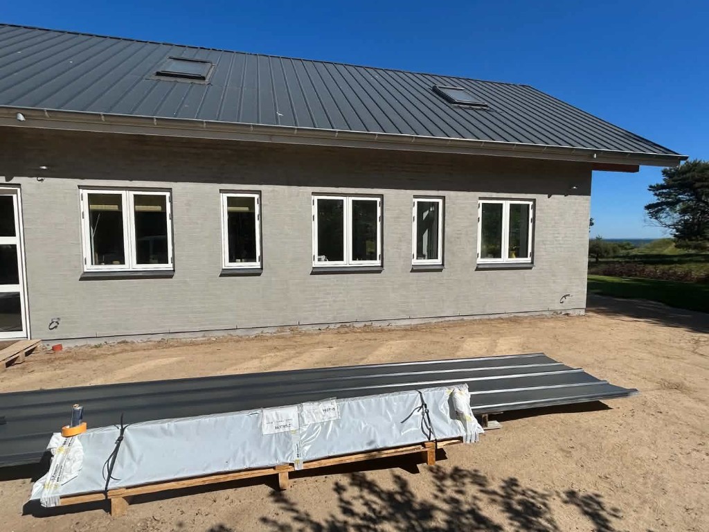 Sidefacade i lys grå vandskuring